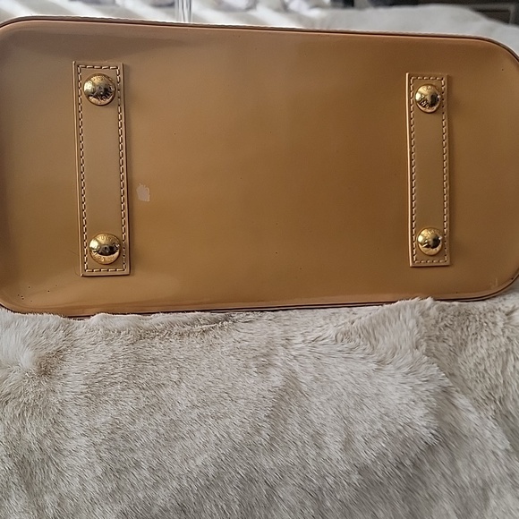 Louis Vuitton Vernis ALMA Tote - Picture 8 of 13